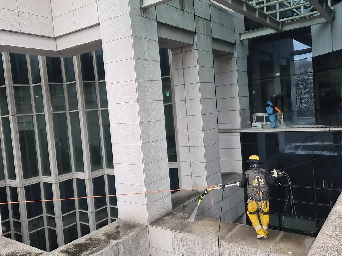 서구 덕흥동 상가건물 옥상 파라펫 장비 주변 정밀 위생청소 사례 - 행진크린