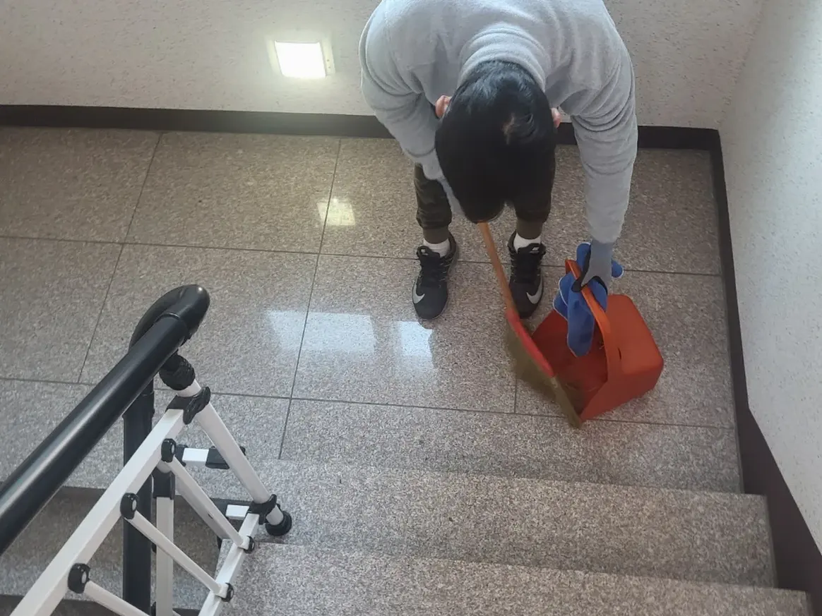 남구 백운동 빌라 공동현관 장비 주변 정밀 위생청소 사례 - 행진크린