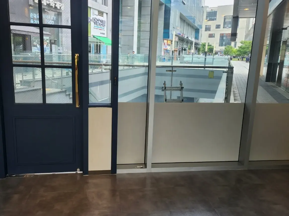 서구 서창동 현장 출입문·프레임 바닥 위생청소 사례 - 행진크린