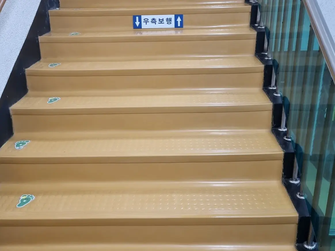 남구 압촌동 어린이집 현관·신발장 바닥 위생청소 사례 - 행진크린